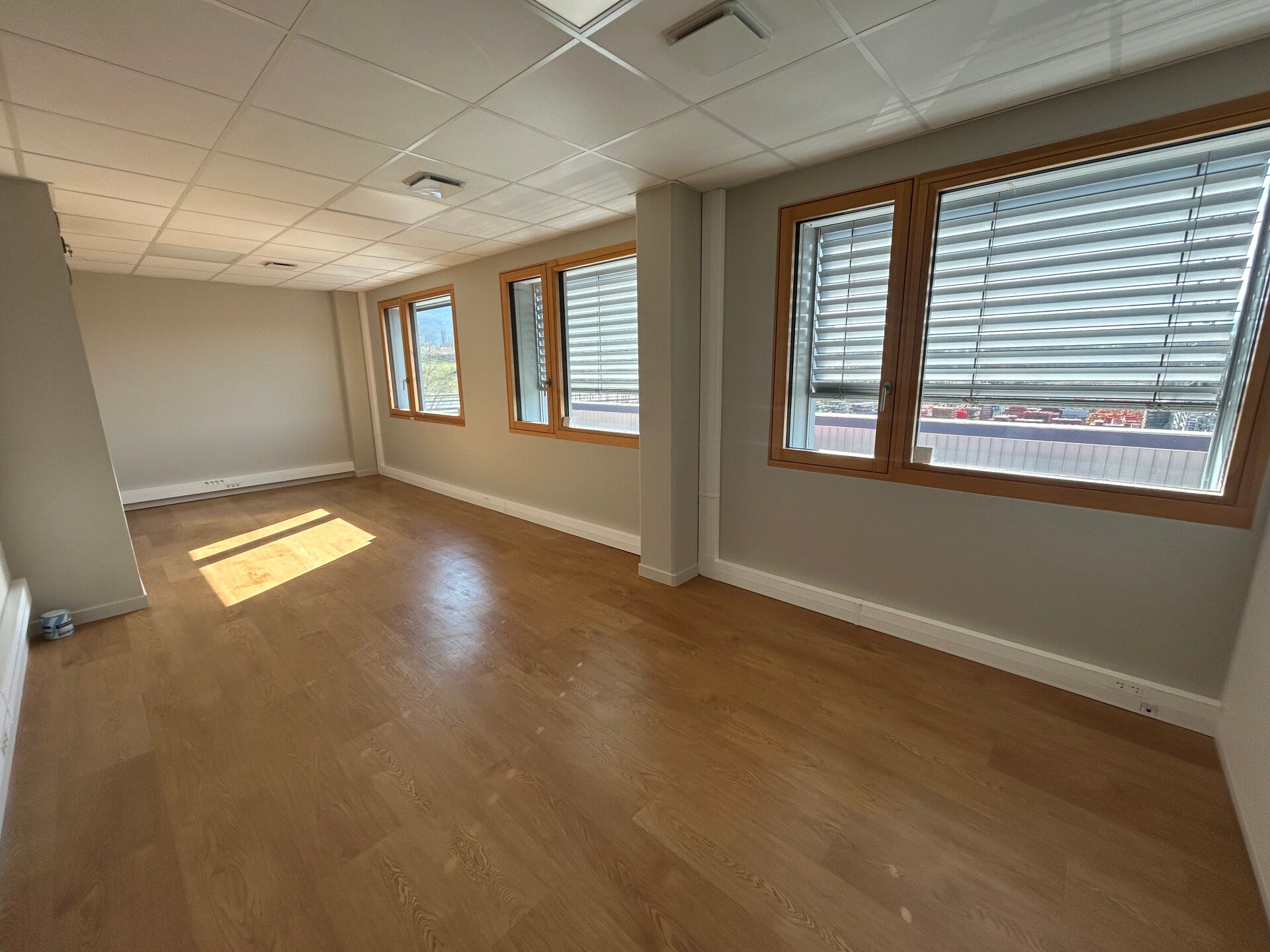 Photo du bien : Bureaux 139 m² — Méry